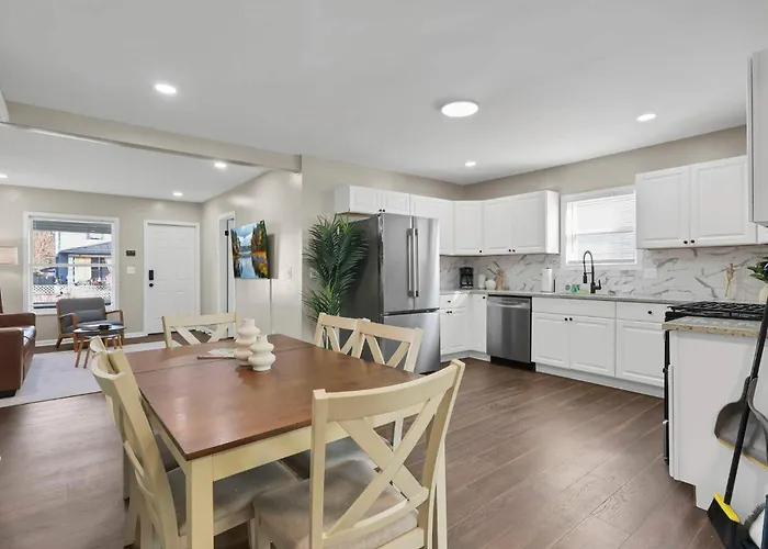 Bright And Cozy 3br Retreat Near Downtown *