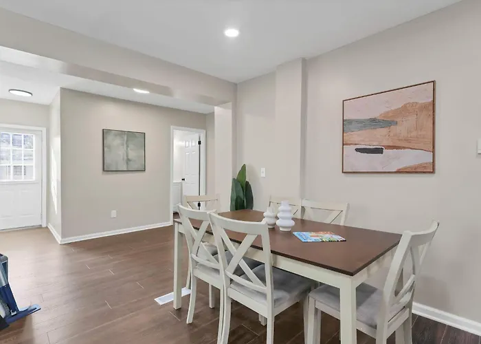 Bright And Cozy 3br Retreat Near Downtown *