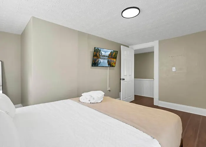 Сasa de vacaciones Bright And Cozy 3br Retreat Near Downtown *
