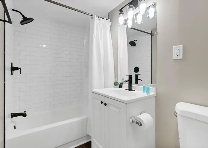 Bright And Cozy 3br Retreat Near Downtown *