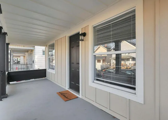 Bright And Cozy 3br Retreat Near Downtown *